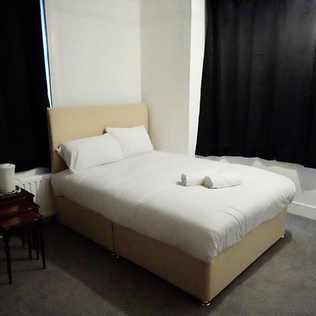 Gatwick Birchwood Lodge With Holiday Parking Horley Esterno foto