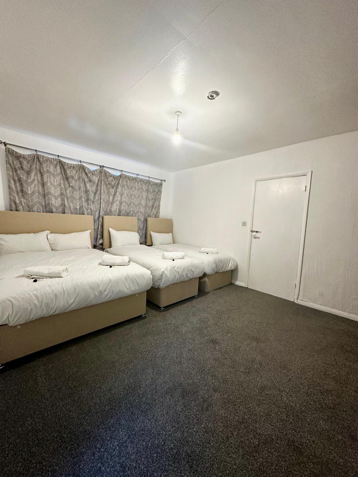Gatwick Birchwood Lodge With Holiday Parking Horley Esterno foto