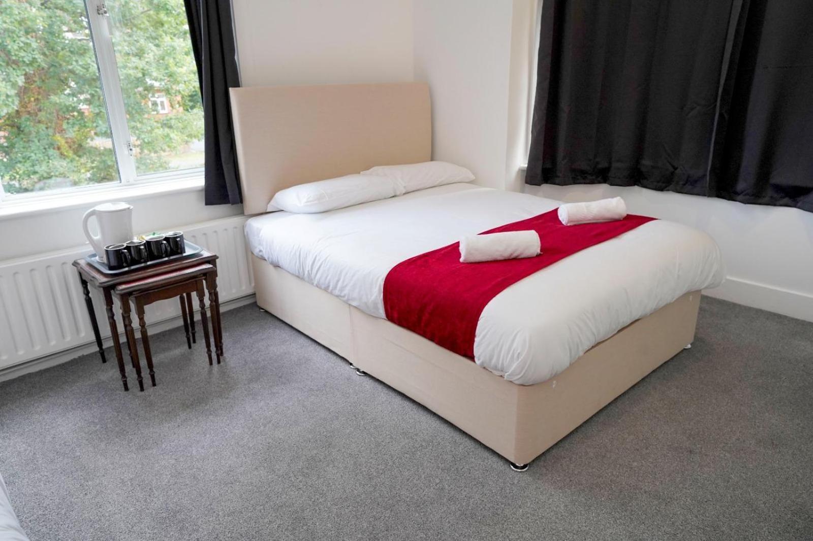 Gatwick Birchwood Lodge With Holiday Parking Horley Esterno foto